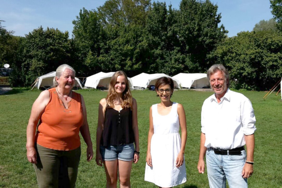 Vier Personen stehen auf dem AWO Campingplatz Horn