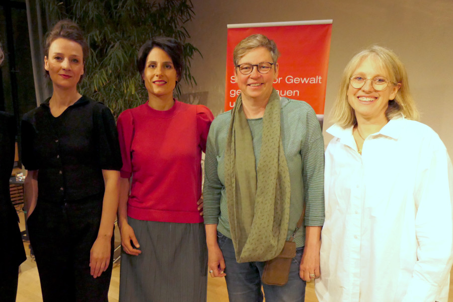 Auf dem Foto v. l. n. r.: Dr. Franziska Schutzbach , Christine Barth (Mitarbeiterin Frauenhaus), Julika Funk (Gleichstellungsbeauftragte Stadt Konstanz), Regina Brütsch (AWO-Geschäftsführerin)