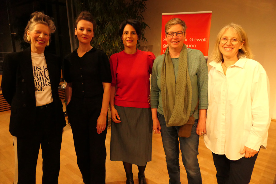 Auf dem Foto v. l. n. r.: Dr. Franziska Schutzbach , Christine Barth (Mitarbeiterin Frauenhaus), Julika Funk (Gleichstellungsbeauftragte Stadt Konstanz), Regina Brütsch (AWO-Geschäftsführerin)