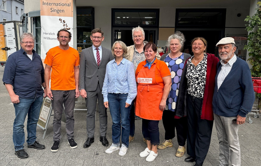 Auf dem Foto v. l. n. r.: Wolfgang Heintschel, Clemens Gnädinger (Tafel Singen), Marcus Röwer, Regina Brütsch, Udo Engelhardt (Tafel Singen), Köchin Eva Pal (Tafel Singen), König-Ghazouani (Tafel Singen), Andrea Fink-Fauser, Willy Wagenblast (Tafel Singen)