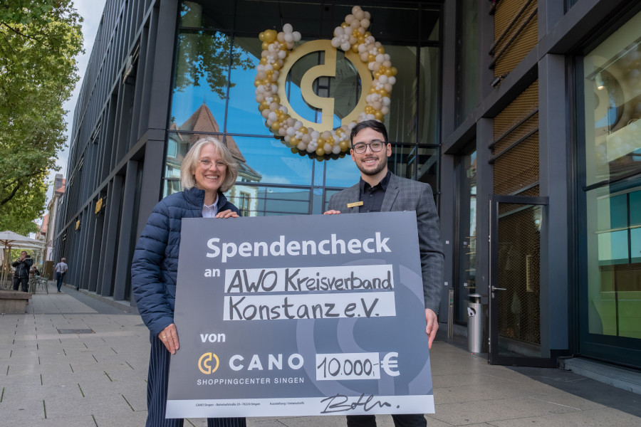 CANO Center Manager Berat Ahmetoglu übergibt den Spendenscheck in Höhe von 10.000 € an Regina Brütsch, Geschäftsführerin der AWO Kreisverband Konstanz e.V.