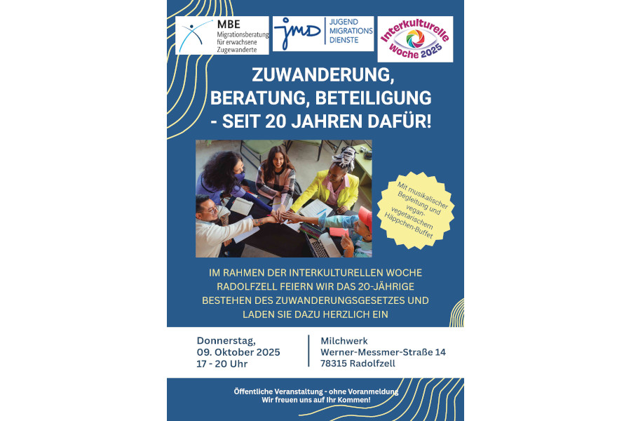 Plakat zur Interkulturellen Woche 2025 mit dem Titel 'Zuwanderung, Beratung, Beteiligung - seit 20 Jahren dafür!'. Drei Personen sitzen an einem Tisch und arbeiten gemeinsam an Dokumenten. Veranstaltungsdetails: Donnerstag, 9. Oktober 2025, 17-20 Uhr, Milwerk Radolfzell.