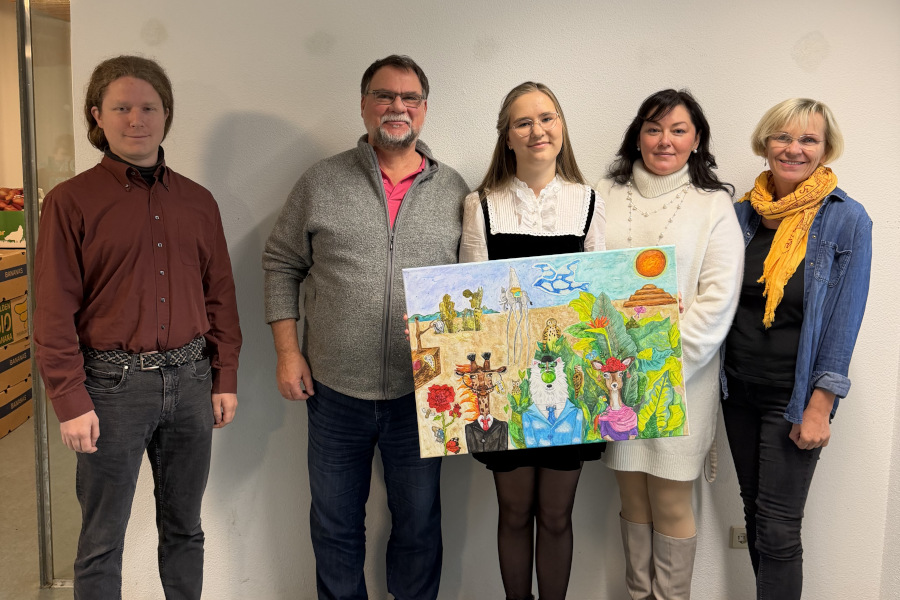 Auf dem Foto: Die Gewinnerin des Wettbewerbs „Beste Zeichnung“, Eva Rakhovich, präsentiert ihr Werk zusammen mit Natalia Hurvich, Frau Wäschle (AWO Konstanz) sowie Herrn Martin und Herrn Hagenauer (Klaradenken).