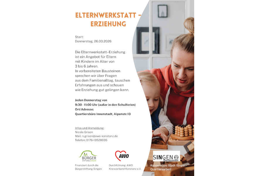 Zwei Personen sitzen an einem Tisch mit einem Holzspielzeug, im Hintergrund ein Regal mit Bildern und Dekoration.