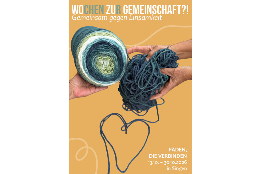Zwei Hände halten einen Wollknäuel und ein Wollknäuel mit einem Herz aus Wolle auf beigem Hintergrund.